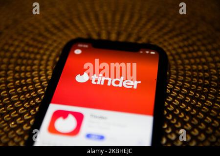 Das Tinder-Logo wird auf dem Telefonbildschirm in dieser Illustration, die am 20. Februar 2020 in Polen aufgenommen wurde, angezeigt. (Foto-Illustration von Jakub Porzycki/NurPhoto) Stockfoto