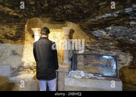 Ein Besucher betet in einer Höhle, der Geburtsort Mariens, unter der Kirche St. Anne. Am Freitag, den 7. Februar 2020, in Jerusalem, Israel. (Foto von Artur Widak/NurPhoto) Stockfoto