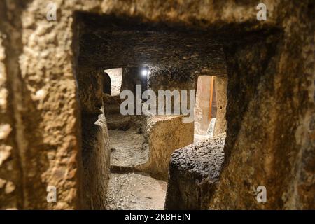 Das Schild „Gefängnis Christi“ in einem griechisch-orthodoxen Ort entlang der „Via Dolorosa“ galt als der Ort, an dem Jesus während seines Prozesses im „Prätorium“ inhaftiert wurde. Am Freitag, den 7. Februar 2020, in Jerusalem, Israel. (Foto von Artur Widak/NurPhoto) Stockfoto