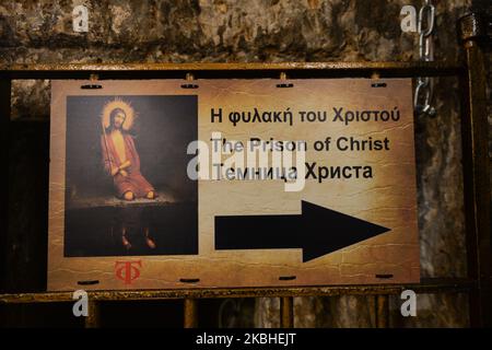 Das Schild „Gefängnis Christi“ in einem griechisch-orthodoxen Ort entlang der „Via Dolorosa“ galt als der Ort, an dem Jesus während seines Prozesses im „Prätorium“ inhaftiert wurde. Am Freitag, den 7. Februar 2020, in Jerusalem, Israel. (Foto von Artur Widak/NurPhoto) Stockfoto