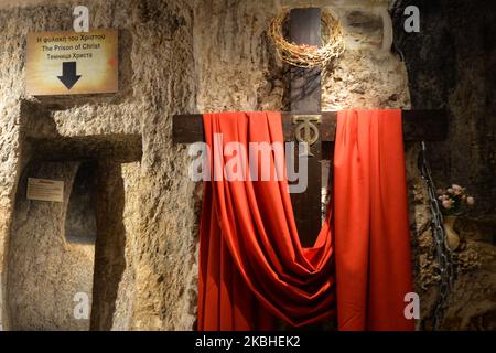 Das Schild „Gefängnis Christi“ in einem griechisch-orthodoxen Ort entlang der „Via Dolorosa“ galt als der Ort, an dem Jesus während seines Prozesses im „Prätorium“ inhaftiert wurde. Am Freitag, den 7. Februar 2020, in Jerusalem, Israel. (Foto von Artur Widak/NurPhoto) Stockfoto