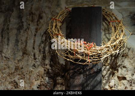 Eine Kopie der „Dornenkrone“, die im Schild „Gefängnis Christi“ auf einem griechisch-orthodoxen Platz entlang der „Via Dolorosa“ zu sehen ist, war vermutlich der Ort, an dem Jesus während seines Prozesses im „Prätorium“ inhaftiert wurde. Am Freitag, den 7. Februar 2020, in Jerusalem, Israel. (Foto von Artur Widak/NurPhoto) Stockfoto