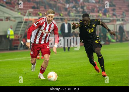 Athen, Lombardei, Griechenland. 3.. November 2022. JOSH BOWLER von Olympiacos FC im Wettbewerb mit DENNIS APPIAH (R) vom FC Nantes während des UEFA Europa League Group G Spiels zwischen Olympiacos FC und FC Nantes im Karaiskakis Stadium am 3. November 2022 in Athen, Griechenland. (Bild: © Stefanos Kyriazis/ZUMA Press Wire) Stockfoto