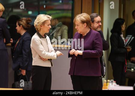 Die Präsidentin der Europäischen Kommission Ursula von der Leyen am Runden Tisch mit Angela Merkel, der deutschen Bundeskanzlerin, am zweiten Tag eines Sondergipfels des Europäischen Rates EUCO, DES EURO-Gipfels, des EU-Staats- und Regierungschefs-Treffens in Brüssel, Belgien über die künftige Planung des nächsten langfristigen Haushaltsplans der Europäischen Union - EU. 21. Februar 2020 (Foto von Nicolas Economou/NurPhoto) Stockfoto