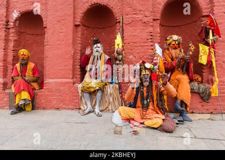 Hinduistische heilige Männer (Sadhus) mit bemalten Gesichtern und in kolossalen Kleidern und aufwendigen Kopfstücken versammeln sich am Tag des Maha Shivaratri-Festivals am 21. Februar 2020 in Kathmandu, Nepal, im Pashupatinath-Tempelkomplex, einem der heiligsten Schreine der Hindus und UNESCO-Weltkulturerbe. Es wird erwartet, dass Hunderttausende von Gläubigen aus ganz Nepal und Indien den Pashupatinath-Tempel besuchen werden, um Maha Shivaratri zu feiern, indem sie spezielle Gebete und Fasten anbieten, um Lord Shiva anzubeten. (Foto von Wiktor Szymanowicz/NurPhoto) Stockfoto