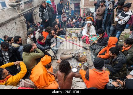 Hinduistische heilige Männer (Sadhus) führen am Tag des Maha Shivaratri Festivals am 21. Februar 2020 in Kathmandu, Nepal, Rituale im Pashupatinath-Tempelkomplex durch, einem der heiligsten Schreine der Hindus und UNESCO-Weltkulturerbe. Es wird erwartet, dass Hunderttausende von Gläubigen aus ganz Nepal und Indien den Pashupatinath-Tempel besuchen werden, um Maha Shivaratri zu feiern, indem sie spezielle Gebete und Fasten anbieten, um Lord Shiva anzubeten. (Foto von Wiktor Szymanowicz/NurPhoto) Stockfoto