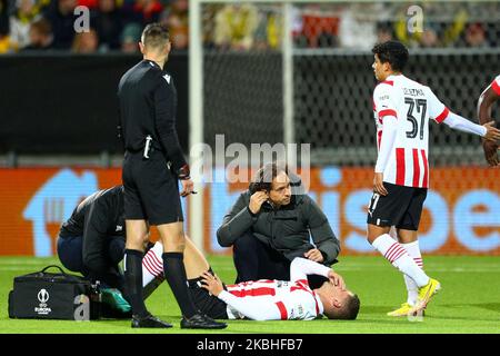 Bodø 20221103.Joey Veerman von der PSV Eindhoven hat sich beim Gruppenspiel in Europa 2022/2023 zwischen Bodoe/Glimt und PSV Eindhoven verletzt. Foto: Mats Torbergsen / NTB Stockfoto