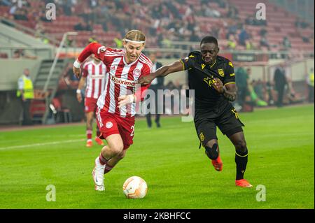 Athen, Lombardei, Griechenland. 3.. November 2022. JOSH BOWLER von Olympiacos FC im Wettbewerb mit DENNIS APPIAH (R) vom FC Nantes während des UEFA Europa League Group G Spiels zwischen Olympiacos FC und FC Nantes im Karaiskakis Stadium am 3. November 2022 in Athen, Griechenland. (Bild: © Stefanos Kyriazis/ZUMA Press Wire) Stockfoto
