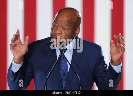 1. November 2016 - Sanford, Florida, Vereinigte Staaten - in diesem Aktenfoto gibt der US-Repräsentant John Lewis (D-GA) bei einer Wahlkampfkundgebung am 1. November 2016 in Sanford, Florida, eine Rede zur Unterstützung der Präsidentschaftskandidatin der Demokraten, Hillary Clinton. Lewis, der kürzlich bekannt gab, dass bei ihm Bauchspeicheldrüsenkrebs im Stadium 4 diagnostiziert wurde, wurde am 21. Februar 2020 80 Jahre alt. (Foto von Paul Hennessy/NurPhoto) Stockfoto