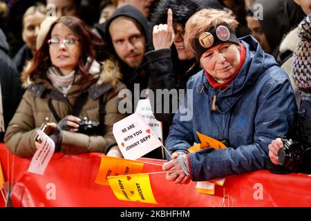 Die Fans warten am roten Karper vor der Vorführung von Minamata mocie während der Berlinale 70. am 21. Februar 2020 im Friedrichstadt-Palast in Berlin. (Foto von Dominika Zarzycka/NurPhoto) Stockfoto