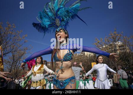 Die Teilnehmer verkleideten sich während der Karnevalsparade in Madrid. Großes buntes Festival der ibero-amerikanischen Kultur in der Stadt. 21. Februar 2020 Spanien (Foto von Oscar Gonzalez/NurPhoto) Stockfoto