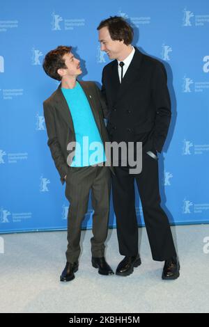 Der argentinische Schauspieler Nahuel Perez Biscayart (L) und der deutsche Schauspieler Lars Eidinger nehmen am 22. Februar 2020 an einem Fotogespräch vor der Pressekonferenz zum Film „Persian Lesson“ während des Berlinale International Film Festival 70. im Grand Hyatt in Berlin Teil. (Foto von Dominika Zarzycka/NurPhoto) Stockfoto