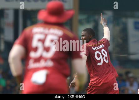 Jason Holder, Cricketspieler von West Indies, feiert, nachdem er das Wicket des srilankischen Cricket-Kapitäns Dimuth Karunaratne (unseen) während des 1. One Day International Cricket-Spiels zwischen Sri Lanka und West Indies auf dem internationalen SSC Cricket Ground, Colombo, Sri Lanka, übernommen hat. Samstag, 22. Februar 2020 (Foto von Tharaka Basnayaka/NurPhoto) Stockfoto