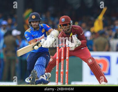 Der Sri-lankische Cricketspieler Kusal Mendis (L) spielt eine Chance, während der Wicket-Torwart Shai Hope von West Indien beim 1. One Day International Cricket Match zwischen Sri Lanka und West Indies auf dem internationalen Cricket Ground des SSC in Colombo, Sri Lanka, anschaut. Samstag, 22. Februar 2020 (Foto von Tharaka Basnayaka/NurPhoto) Stockfoto