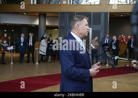 Klaus Werner Iohannis, Präsident Rumäniens, trifft am Forum Europa ein und hat am zweiten Tag eines Sondergipfels des Europäischen Rates, DES EURO-Gipfels, eine Presse- und Medienbesprechung über die künftige Gestaltung des nächsten langfristigen Finanzrahmens der Europäischen Union. Brüssel, Belgien, 21. Februar 2020 (Foto von Nicolas Economou/NurPhoto) Stockfoto