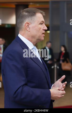 Klaus Werner Iohannis, Präsident Rumäniens, trifft am Forum Europa ein und hat am zweiten Tag eines Sondergipfels des Europäischen Rates, DES EURO-Gipfels, eine Presse- und Medienbesprechung über die künftige Gestaltung des nächsten langfristigen Finanzrahmens der Europäischen Union. Brüssel, Belgien, 21. Februar 2020 (Foto von Nicolas Economou/NurPhoto) Stockfoto