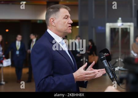 Klaus Werner Iohannis, Präsident Rumäniens, trifft am Forum Europa ein und hat am zweiten Tag eines Sondergipfels des Europäischen Rates, DES EURO-Gipfels, eine Presse- und Medienbesprechung über die künftige Gestaltung des nächsten langfristigen Finanzrahmens der Europäischen Union. Brüssel, Belgien, 21. Februar 2020 (Foto von Nicolas Economou/NurPhoto) Stockfoto