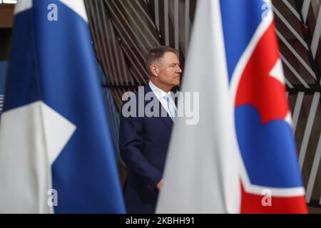 Klaus Werner Iohannis, Präsident Rumäniens, trifft am Forum Europa ein und hat am zweiten Tag eines Sondergipfels des Europäischen Rates, DES EURO-Gipfels, eine Presse- und Medienbesprechung über die künftige Gestaltung des nächsten langfristigen Finanzrahmens der Europäischen Union. Brüssel, Belgien, 21. Februar 2020 (Foto von Nicolas Economou/NurPhoto) Stockfoto