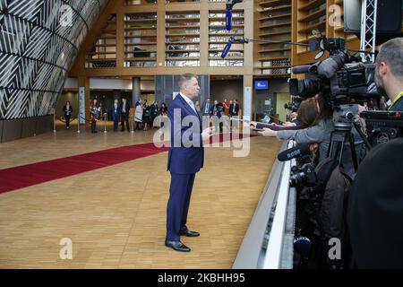 Klaus Werner Iohannis, Präsident Rumäniens, trifft am Forum Europa ein und hat am zweiten Tag eines Sondergipfels des Europäischen Rates, DES EURO-Gipfels, eine Presse- und Medienbesprechung über die künftige Gestaltung des nächsten langfristigen Finanzrahmens der Europäischen Union. Brüssel, Belgien, 21. Februar 2020 (Foto von Nicolas Economou/NurPhoto) Stockfoto
