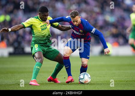 08 Arthur Melo aus Brasilien vom FC Barcelona verteidigte P. Diop von SD Eibar während des La Liga Santander-Spiels zwischen dem FC Barcelona und SD Eibar im Camp Nou Stadium am 22. Februar 2020 in Barcelona, Spanien. (Foto von Xavier Bonilla/NurPhoto) Stockfoto