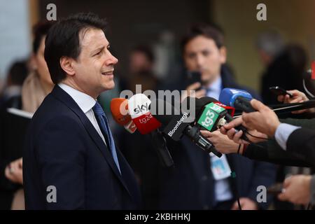 Italiens Premierminister Giuseppe Conte, wie er auf dem roten Teppich mit EU-Flaggen beim Forum Europa eintraf. Der italienische Premierminister hat am zweiten Tag des Sondergipfels der Staats- UND Regierungschefs DES Europäischen Rates eine Presse- und Medienbesprechung vor der Haustür, um über die Verhandlungen über die künftige Planung des nächsten langfristigen Haushalts und Finanzrahmens der Europäischen Union für den Zeitraum 2021-2027 zu verhandeln. Brüssel, Belgien, 21. Februar 2020 (Foto von Nicolas Economou/NurPhoto) Stockfoto