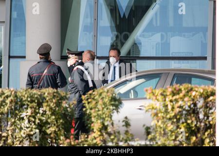 Der Quästor von Padua Dr. Paolo Fassari besucht am 22. Februar 2020 das Krankenhaus Schiavonia in der Provinz Padua, Italien, nachdem er das erste Opfer des Coronavirus in Italien war. Der Präsident der Region, Zaia, schrieb in den sozialen Medien, dass „während der Nacht der Katastrophenschutz des Veneto vorsorglich 12 Zelte für maximal 96 Plätze außerhalb des Krankenhauses von Schiavonia (Padua) aufgestellt hat, die für medizinisches Personal und medizinisches Personal zur Verfügung stehen“. Die Intervention ist Teil der Isolationsoperationen im Gebiet von Padua, wo sich die Infektion entwickelt hat. Italien ist das erste Land in Europa, das ein O hat Stockfoto