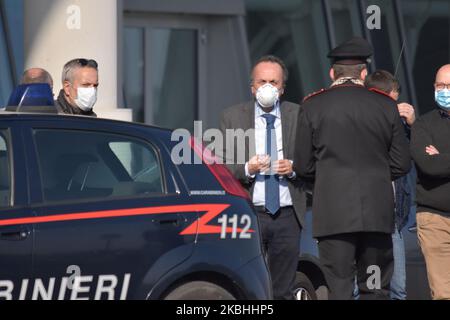 Der Quästor von Padua Dr. Paolo Fassari besucht am 22. Februar 2020 das Krankenhaus Schiavonia in der Provinz Padua, Italien, nachdem er das erste Opfer des Coronavirus in Italien war. Der Präsident der Region, Zaia, schrieb in den sozialen Medien, dass „während der Nacht der Katastrophenschutz des Veneto vorsorglich 12 Zelte für maximal 96 Plätze außerhalb des Krankenhauses von Schiavonia (Padua) aufgestellt hat, die für medizinisches Personal und medizinisches Personal zur Verfügung stehen“. Die Intervention ist Teil der Isolationsoperationen im Gebiet von Padua, wo sich die Infektion entwickelt hat. Italien ist das erste Land in Europa, das ein O hat Stockfoto