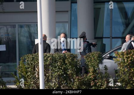 Der Quästor von Padua Dr. Paolo Fassari besucht am 22. Februar 2020 das Krankenhaus Schiavonia in der Provinz Padua, Italien, nachdem er das erste Opfer des Coronavirus in Italien war. Der Präsident der Region, Zaia, schrieb in den sozialen Medien, dass „während der Nacht der Katastrophenschutz des Veneto vorsorglich 12 Zelte für maximal 96 Plätze außerhalb des Krankenhauses von Schiavonia (Padua) aufgestellt hat, die für medizinisches Personal und medizinisches Personal zur Verfügung stehen“. Die Intervention ist Teil der Isolationsoperationen im Gebiet von Padua, wo sich die Infektion entwickelt hat. Italien ist das erste Land in Europa, das ein O hat Stockfoto