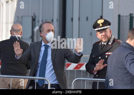 Der Quästor von Padua Dr. Paolo Fassari besucht am 22. Februar 2020 das Krankenhaus Schiavonia in der Provinz Padua, Italien, nachdem er das erste Opfer des Coronavirus in Italien war. Der Präsident der Region, Zaia, schrieb in den sozialen Medien, dass „während der Nacht der Katastrophenschutz des Veneto vorsorglich 12 Zelte für maximal 96 Plätze außerhalb des Krankenhauses von Schiavonia (Padua) aufgestellt hat, die für medizinisches Personal und medizinisches Personal zur Verfügung stehen“. Die Intervention ist Teil der Isolationsoperationen im Gebiet von Padua, wo sich die Infektion entwickelt hat. Italien ist das erste Land in Europa, das ein O hat Stockfoto