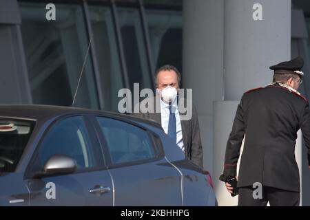 Der Quästor von Padua Dr. Paolo Fassari besucht am 22. Februar 2020 das Krankenhaus Schiavonia in der Provinz Padua, Italien, nachdem er das erste Opfer des Coronavirus in Italien war. Der Präsident der Region, Zaia, schrieb in den sozialen Medien, dass „während der Nacht der Katastrophenschutz des Veneto vorsorglich 12 Zelte für maximal 96 Plätze außerhalb des Krankenhauses von Schiavonia (Padua) aufgestellt hat, die für medizinisches Personal und medizinisches Personal zur Verfügung stehen“. Die Intervention ist Teil der Isolationsoperationen im Gebiet von Padua, wo sich die Infektion entwickelt hat. Italien ist das erste Land in Europa, das ein O hat Stockfoto