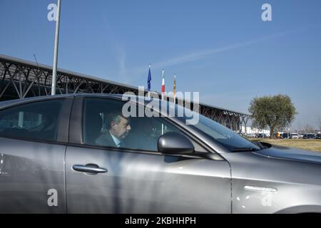 Der Quästor von Padua Dr. Paolo Fassari besucht am 22. Februar 2020 das Krankenhaus Schiavonia in der Provinz Padua, Italien, nachdem er das erste Opfer des Coronavirus in Italien war. Der Präsident der Region, Zaia, schrieb in den sozialen Medien, dass „während der Nacht der Katastrophenschutz des Veneto vorsorglich 12 Zelte für maximal 96 Plätze außerhalb des Krankenhauses von Schiavonia (Padua) aufgestellt hat, die für medizinisches Personal und medizinisches Personal zur Verfügung stehen“. Die Intervention ist Teil der Isolationsoperationen im Gebiet von Padua, wo sich die Infektion entwickelt hat. Italien ist das erste Land in Europa, das ein O hat Stockfoto