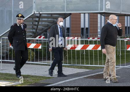 Der Quästor von Padua Dr. Paolo Fassari besucht am 22. Februar 2020 das Krankenhaus Schiavonia in der Provinz Padua, Italien, nachdem er das erste Opfer des Coronavirus in Italien war. Die Infizierten wurden zunächst in das Schiavonia-Krankenhaus gebracht, jetzt in Quarantäne, in das Padua-Krankenhaus gebracht. Die Infektion wird durch die Stadt Vo 'Euganeo verbreitet. Auf dem Bild das Äußere der von den Carabinieri bemannten und in Quarantäne isolierten Schiavonia, Italien, 22.. Februar 2020 (Foto: Roberto Silvino/NurPhoto) Stockfoto