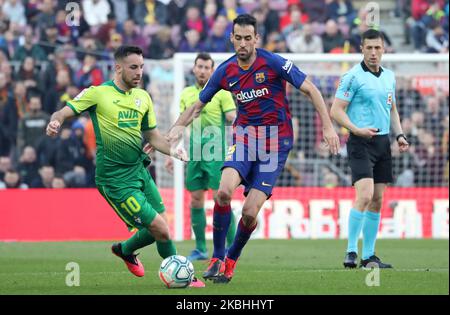 Edu Exposito und Sergio Busquets während des Spiels zwischen dem FC Barcelona und SD Eibar, das der 25. Woche der Liga Santander entspricht, spielte am 22.. februar 2020 im Camp Nou Stadium in Barcelona, Spanien. -- (Foto von Urbanandsport/NurPhoto) Stockfoto