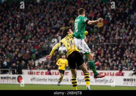 Niklas Moisander aus Bremen kämpft am 1 um den Ball gegen Giovanni Reyna aus Dortmund. Bundesliga-Spiel SV Werder Bremen gegen Borussia Dortmund in Bremen, Deutschland, am 22. Februar 2020. (Foto von Peter Niedung/NurPhoto) Stockfoto