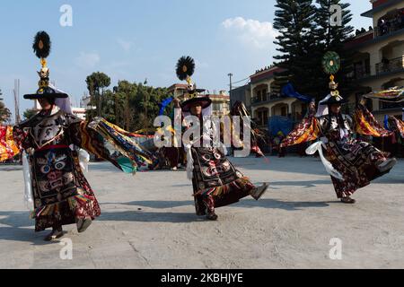 Tibetische Mönche in aufwendigen Kostümen führen den spirituellen cham-Tanz im Shetchen-Kloster in Boudhanath im Rahmen der Feierlichkeiten zum Losar, dem tibetischen Neujahr, am 22. Februar 2020 in Kathmandu, Nepal, auf. Der rituelle cham-Tanz, der vor dem neuen Jahr aufgeführt wird, symbolisiert das Entfernen von Hindernissen und negativer Energie. (Foto von Wiktor Szymanowicz/NurPhoto) Stockfoto