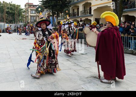 Tibetische Mönche in aufwendigen Kostümen führen den spirituellen cham-Tanz im Shetchen-Kloster in Boudhanath im Rahmen der Feierlichkeiten zum Losar, dem tibetischen Neujahr, am 22. Februar 2020 in Kathmandu, Nepal, auf. Der rituelle cham-Tanz, der vor dem neuen Jahr aufgeführt wird, symbolisiert das Entfernen von Hindernissen und negativer Energie. (Foto von Wiktor Szymanowicz/NurPhoto) Stockfoto