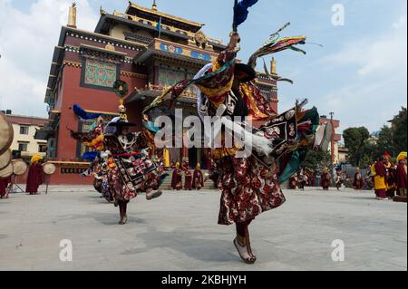 Tibetische Mönche in aufwendigen Kostümen führen den spirituellen cham-Tanz im Shetchen-Kloster in Boudhanath im Rahmen der Feierlichkeiten zum Losar, dem tibetischen Neujahr, am 22. Februar 2020 in Kathmandu, Nepal, auf. Der rituelle cham-Tanz, der vor dem neuen Jahr aufgeführt wird, symbolisiert das Entfernen von Hindernissen und negativer Energie. (Foto von Wiktor Szymanowicz/NurPhoto) Stockfoto