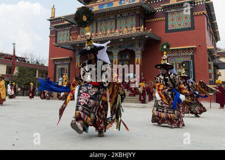 Tibetische Mönche in aufwendigen Kostümen führen den spirituellen cham-Tanz im Shetchen-Kloster in Boudhanath im Rahmen der Feierlichkeiten zum Losar, dem tibetischen Neujahr, am 22. Februar 2020 in Kathmandu, Nepal, auf. Der rituelle cham-Tanz, der vor dem neuen Jahr aufgeführt wird, symbolisiert das Entfernen von Hindernissen und negativer Energie. (Foto von Wiktor Szymanowicz/NurPhoto) Stockfoto