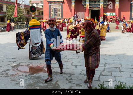 Tibetische Mönche, die achara (Joker)-Masken tragen, tragen das Bildnis der „Linga“, die das Böse darstellt, während des spirituellen cham-Tanzes im Shetchen-Kloster in Boudhanath im Rahmen der Feierlichkeiten zum Losar, dem tibetischen Neujahr, am 22. Februar 2020 in Kathmandu, Nepal. Der rituelle cham-Tanz, der vor dem neuen Jahr aufgeführt wird, symbolisiert das Entfernen von Hindernissen und negativer Energie. (Foto von Wiktor Szymanowicz/NurPhoto) Stockfoto