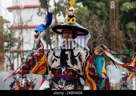 Tibetische Mönche in aufwendigen Kostümen führen den spirituellen cham-Tanz im Shetchen-Kloster in Boudhanath im Rahmen der Feierlichkeiten zum Losar, dem tibetischen Neujahr, am 22. Februar 2020 in Kathmandu, Nepal, auf. Der rituelle cham-Tanz, der vor dem neuen Jahr aufgeführt wird, symbolisiert das Entfernen von Hindernissen und negativer Energie. (Foto von Wiktor Szymanowicz/NurPhoto) Stockfoto