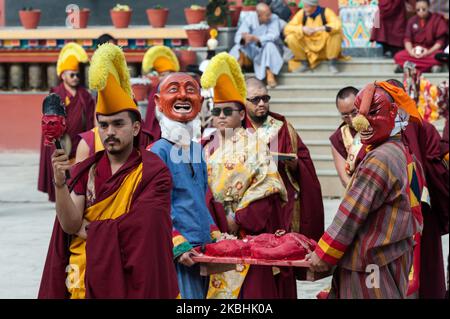 Der tibetische Mönch präsentiert einen Kopf der "Linga", der das Böse repräsentiert, während die maskierten Tänzer den Rest seines "Körpers" während des spirituellen cham-Tanzes im Shetchen-Kloster in Boudhanath tragen, im Rahmen der Feierlichkeiten zum Losar, dem tibetischen Neujahr, am 22. Februar 2020 in Kathmandu, Nepal. Der rituelle cham-Tanz, der vor dem neuen Jahr aufgeführt wird, symbolisiert das Entfernen von Hindernissen und negativer Energie. (Foto von Wiktor Szymanowicz/NurPhoto) Stockfoto