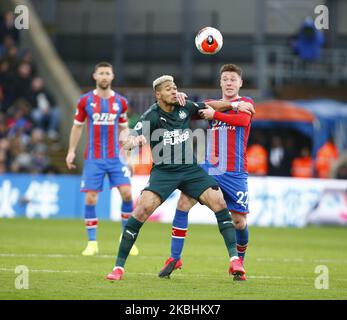 Joelinton von L-R Newcastle United hält James McCarthy von Crystal Palace während der englischen Premier League zwischen Crystal Palace und Newcastle United am 22. Februar 2020 im Selhurst Park Stadium, London, England (Foto by Action Foto Sport/NurPhoto) Stockfoto