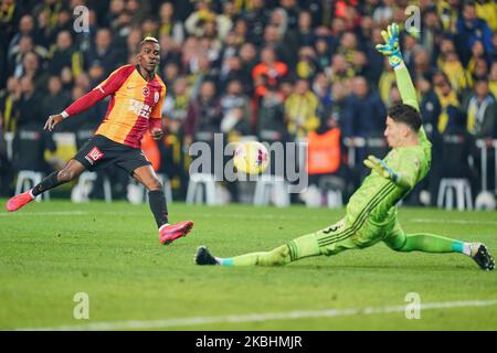 Henry Onyekuru von Galatasaray SK schießt am 23. Februar 2020 im ?üklü Saraco?lu Stadion, Istanbul, Türkei, auf das Tor während Fenerbahçe gegen Galatasaray. (Foto von Ulrik Pedersen/NurPhoto) Stockfoto