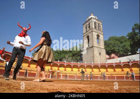 Die Tänzer namens Huehues nehmen am traditionellen Karneval von Tlaxcala Teil, der in traditionellen Kostümen der Region und Holzmasken der europäischen Kolonisatoren getarnt ist. Am 22. Februar 2020. Der Karneval von Tlaxcala ist ein Fest der Farbe, des Tanzes und der Tradition, das vor Ostern stattfindet, seine Ursprünge dieses traditionellen Karnevals beginnen aus dem XVII Jahrhundert am 1699, die indigenen Bürger imitierten die Tänze der spanischen Kolonisatoren, satirizing ihre Musik, Art der Kleidung, Sprechen und ihr bürgerliches Leben im Allgemeinen. (Foto von Eyepix/NurPhoto) Stockfoto