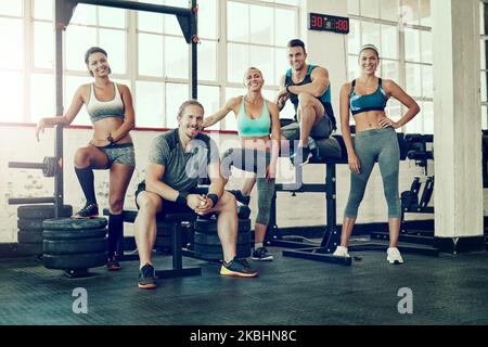 Es gibt keinen Kumpel wie einen Kumpel im Fitnessstudio. Porträt einer Gruppe junger Menschen im Fitnessstudio. Stockfoto