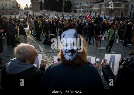 Demonstration auf der Piazza del Popolo in Rom das spontane Komitee ''Italiener für Assange''' hat eine Demonstration für Julian Assange aufgerufen. Etwa hundert Menschen versammelten sich am Vorabend des Prozesses gegen den digitalen Journalisten wikileaks, der die politischen, militärischen und wirtschaftlichen Geheimnisse der Weltelite und ihre internationalen Verbrechen enthüllte. Julian Assange droht am 23. Februar 2020 in Rom, Italien, die Auslieferung an die Vereinigten Staaten und dann 175 Jahre Haft wegen Spionage. (Foto von Andrea Ronchini/NurPhoto) Stockfoto