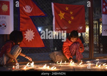 Nepalesische Mädchen zündeten Kerzen an, um der Volksrepublik China im Kampf gegen COVID-19 in Kathmandu, Nepal, Tribut und Solidarität zu zollen am Sonntag, dem 23. Februar 2020, wird das Programm von der Nepal China Himalayan Friendship Society und der Foundation for Transhimalyan Research and Studies organisiert. (Foto von Narayan Maharjan/NurPhoto) Stockfoto