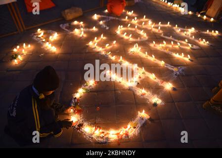 Ein kleines Mädchen zündete Kerzen an, um der Volksrepublik China für den Kampf gegen COVID-19 in Kathmandu, Nepal, Tribut und Solidarität zu zollen am Sonntag, dem 23. Februar 2020, wird das Programm von der Nepal China Himalayan Friendship Society und der Foundation for Transhimalyan Research and Studies organisiert. (Foto von Narayan Maharjan/NurPhoto) Stockfoto