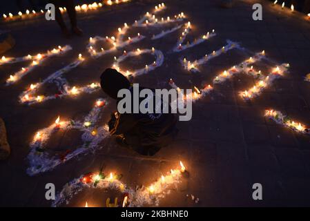 Ein kleines Mädchen zündete Kerzen an, um der Volksrepublik China für den Kampf gegen COVID-19 in Kathmandu, Nepal, Tribut und Solidarität zu zollen am Sonntag, dem 23. Februar 2020, wird das Programm von der Nepal China Himalayan Friendship Society und der Foundation for Transhimalyan Research and Studies organisiert. (Foto von Narayan Maharjan/NurPhoto) Stockfoto