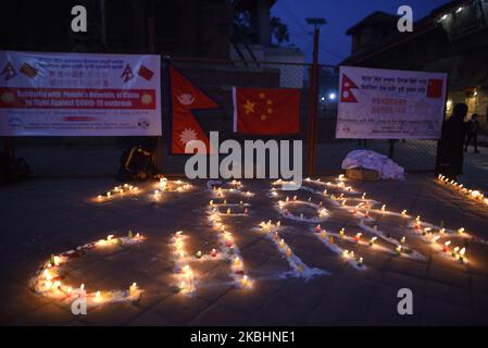 Ein kleines Mädchen zündete Kerzen an, um der Volksrepublik China für den Kampf gegen COVID-19 in Kathmandu, Nepal, Tribut und Solidarität zu zollen am Sonntag, dem 23. Februar 2020, wird das Programm von der Nepal China Himalayan Friendship Society und der Foundation for Transhimalyan Research and Studies organisiert. (Foto von Narayan Maharjan/NurPhoto) Stockfoto